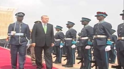 بالفيديو: استقبال غريب لأردوغان من طرف رئيس دولة إفريقية