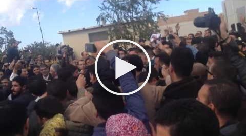 بالفيديو: تدافع ومنع بنكيران من الوصول لسيارته بوجدة