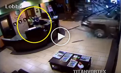 بالفيديو: شخص يقتحم الفندق بشاحنته اعتراضا على فاتورة إقامته