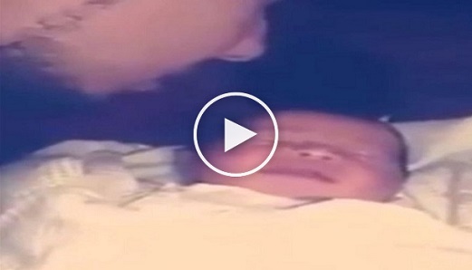 بالفيديو: رد فعل طفل يسمع الأذان لأول مرة