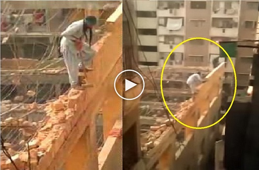 بالفيديو: عامل بناء يهدم جدار مبنى شاهق بالوقوف عليه