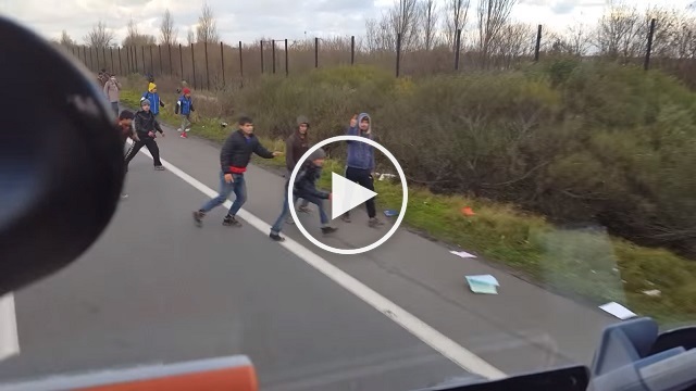 بالفيديو: سائق شاحنة يُحاول دهس لاجئين عمداً