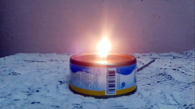 بالفيديو: شمعة تشتعل لساعات مصنوعة بعلبة تونة فقط