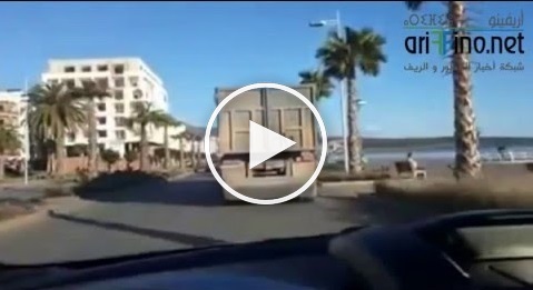 بالفيديو: شاحنة من الحجم الكبير تسير بسرعة جنونية بكورنيش الناظور