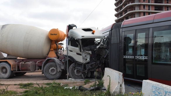 بالفيديو: حادث ترامواي الدار البيضاء وشاحنة اسمنت