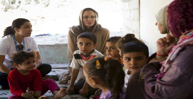 أنجلينا جولي بلبنان لمواساة اللاجئين السوريين وتوجه رسالة للعالم