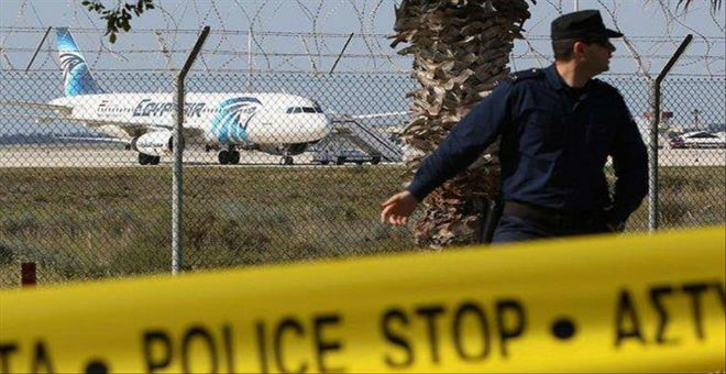 مختطف الطائرة المصرية أستاذ جامعي يطلب اللجوء السياسي