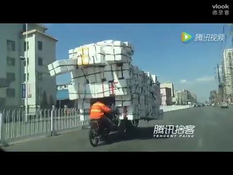 بالفيديو.. عامل صيني يحمل 200 صندوق فوق دراجته