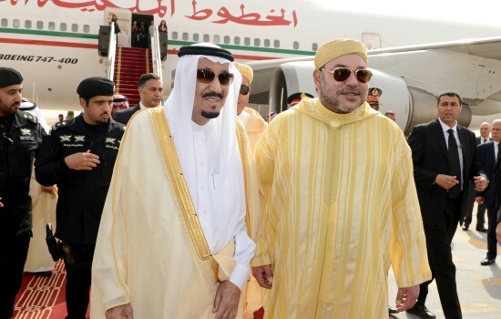 من يرافق الملك في زيارته للسعودية ؟