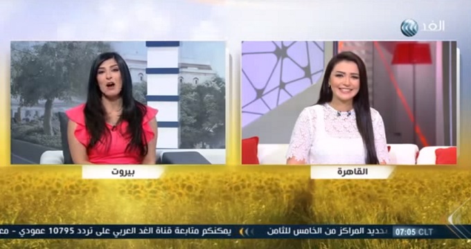 بالفيديو: مذيعة توقع زميلتها في مقلب 