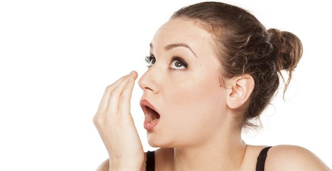 إليك بعض الطرق و النصائح لمحاربة رائحة الفم الكريهة