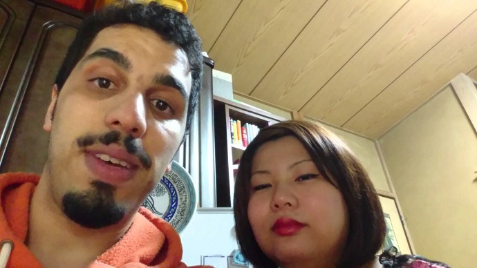 بالفيديو: مغربي يحفظ زوجته اليابانية القرآن قبل دخولها الإسلام