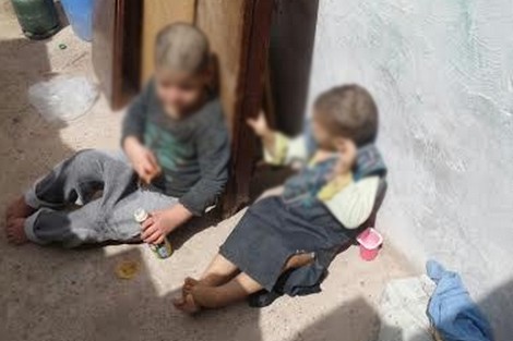 بالفيديو. طفلان محتجزان يقتاتان على فضلاتهما بأكادير!