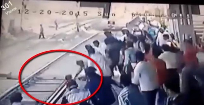 بالفيديو.. رجل ينقذ طفلا صغيرا من أمام قطار في اللحظات الاخيرة
