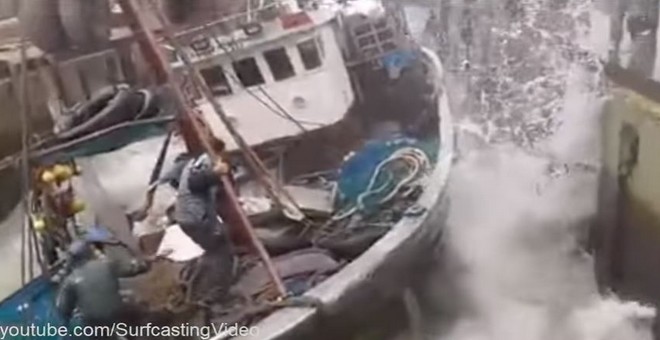 فيديو.. سقوط باخرة من رافعة بميناء طانطان
