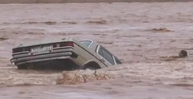 حديث الصحف: نجاة برلماني من الموت غرقا وسط السيول