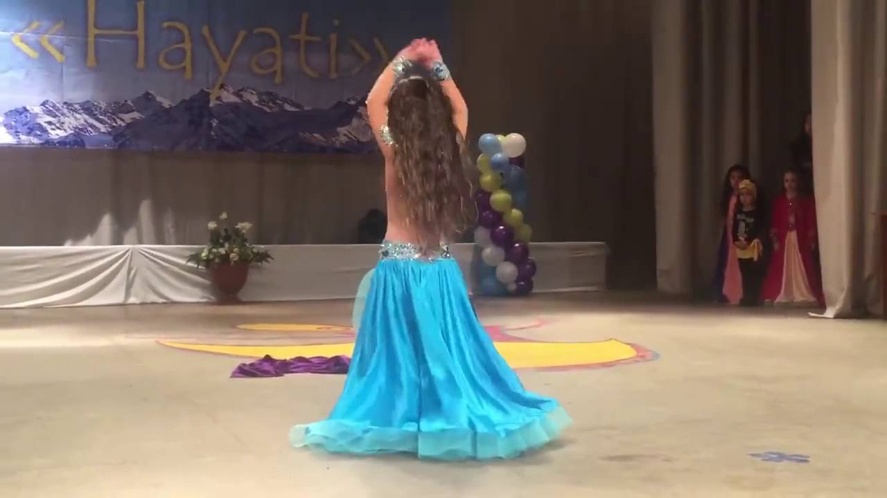 طفلة ترقص بطريقة احترافية تحقق نسب مشاهدة عالية على مواقع التواصل
