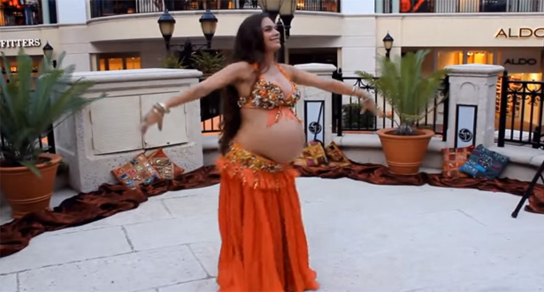 بالفيديو.. امرأة حامل تُلهب الجميع برقصها الشرقي المثير!