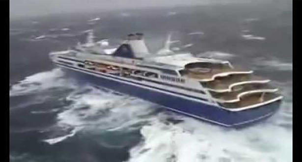 فيديو صور من مروحية الإنقاذ لسفينة إيطالية تصارع الأمواج لتغرق بعد حين