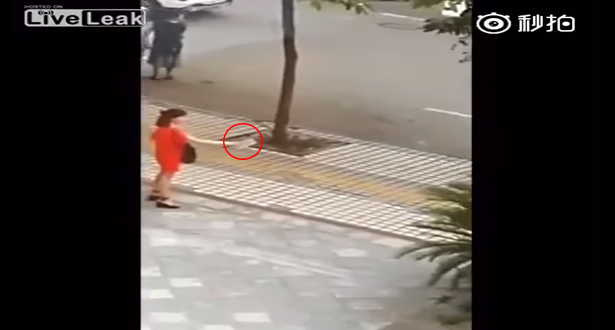 لحظة إنقاذ فتاة حاولت ذبح نفسها بساطور في الشارع
