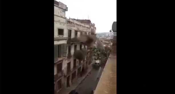فيديو لحظة انهيار مبنى بمدينة وهران