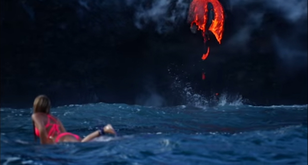 بالفيديو: امرأة مغامرة تسبح وسط الحمم البركانية