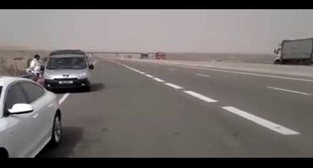 بالفيديو.. دركي جديد يوقف مواطنين في الطريق السيار السريع