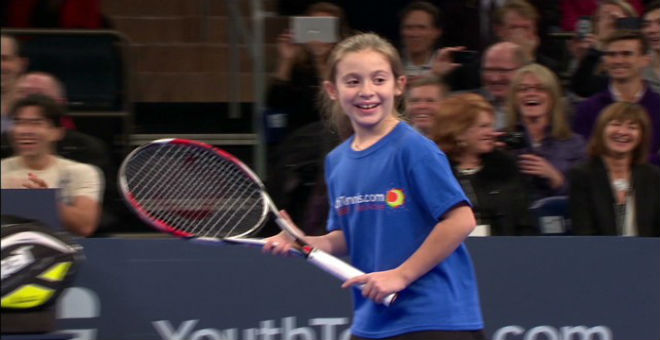 طفلة صغيرة تظهر موهبة كبيرة في التنس أمام رافاييل نادال