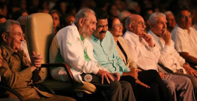 الزعيم الكوبي فيديل كاسترو يحتفل بميلاده بزي المنتخب الجزائري