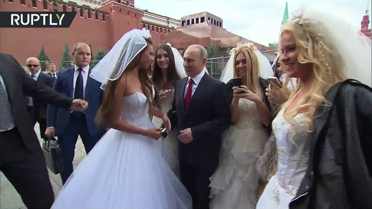 بالفيديو.. الرئيس الروسي بوتين محاط بحسنوات لالتقاط صور 