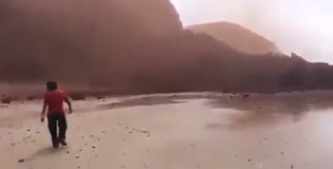 فيديو.. اللحظات الأولى لانهيار قوس شاطئ الكزيرة