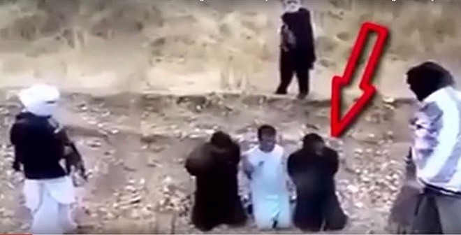 أسير شجاع يخطف سلاح داعشي قبل تنفيذ الإعدام به