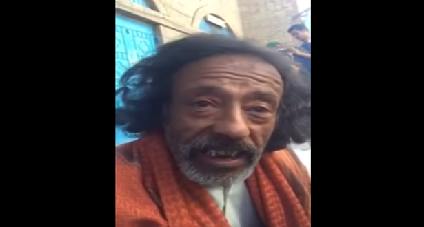 بالفيديو.. رجل مسن ومشرد في شوارع تعز يفاجئ الناس بدرجته العلمية وفصاحته