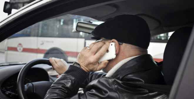 مضاعفة غرامات استخدام الهاتف أثناء القيادة للحد من حوادث السير