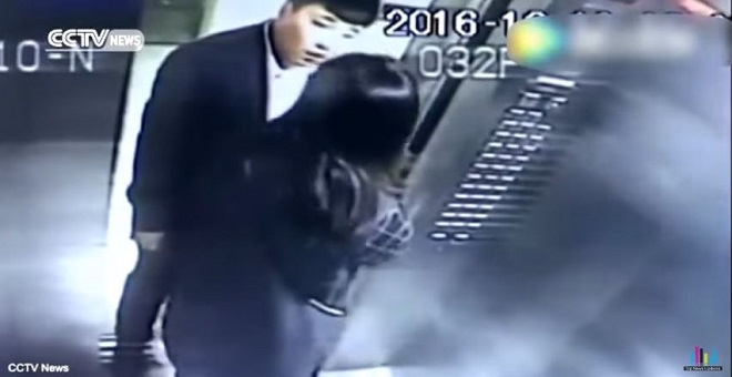 هجوم صادم لرجل على امرأة امام اعين طفلها الصغير في المصعد !!