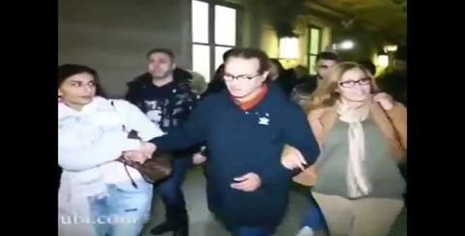 بالفيديو: والد سعد لمجرد الفنان البشيرعبدو في حالة انهيار بعد خروجه من المحكمة بفرنسا!