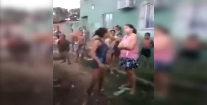 بالفيديو.. شجار بين فتاتين ينتهي بسقوطهما في الواد الحار