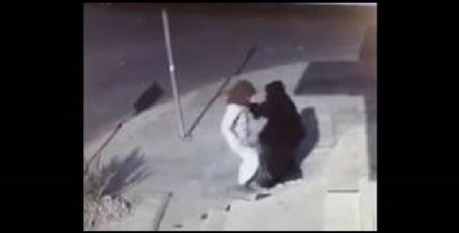 فيديو.. لحظة الاعتداء على فتاة سعودية وسرقتها في حي هادئ