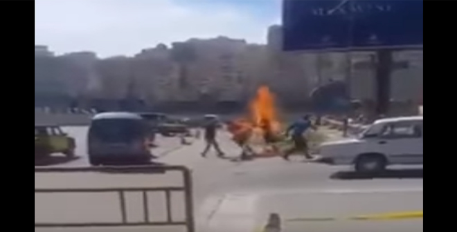 فيديو.. مواطن مصري يحرق نفسه أمام نادي القوات المسلحة بالإسكندرية