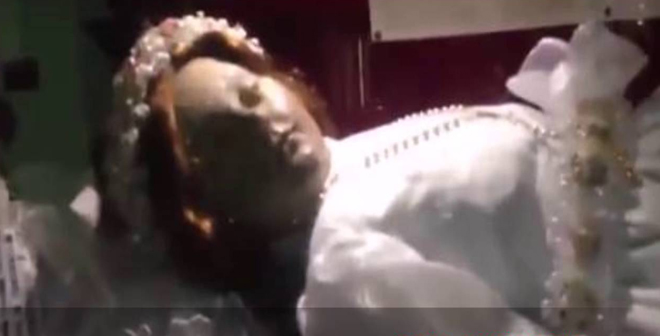 فيديو غريب.. فتاة متوفاة منذ أكثر من 300 سنة تفتح عينها فجأة بالمتحف