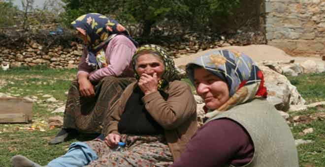 نساء الريف التركي يمارسن لعبة جميلة