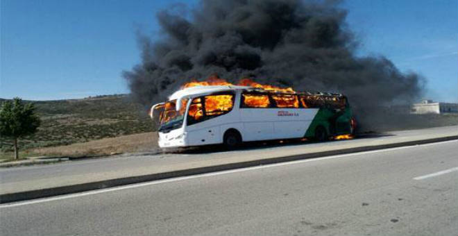 حافلة تقل سياحا إسبان تتحول إلى كرة من النار بين طنجة وتطوان