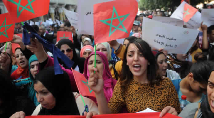 متظاهرات بمير اللفت يرفعن شعارات قوية ضد الرجال:“النساء هاهما والرجال فيناهما”!! (فيديو)