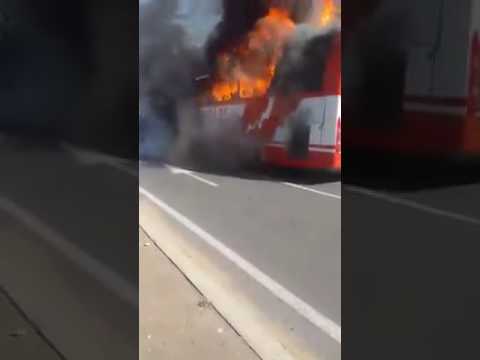 شاهد لحظة اندلاع حريق مهول بحافلة بالجديدة