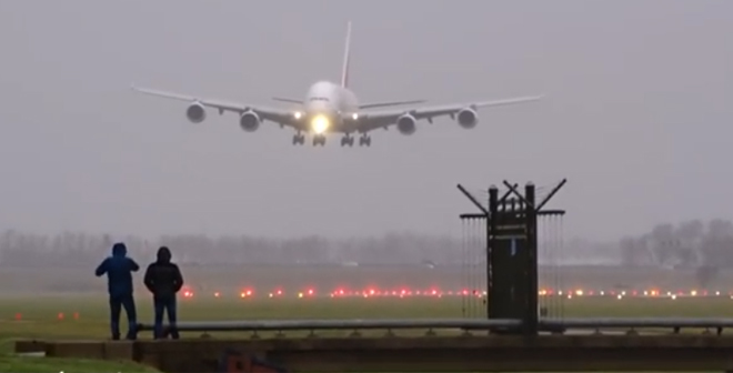 فيديو.. لحظة هبوط أكبر طائرة في صراع مع الرياح