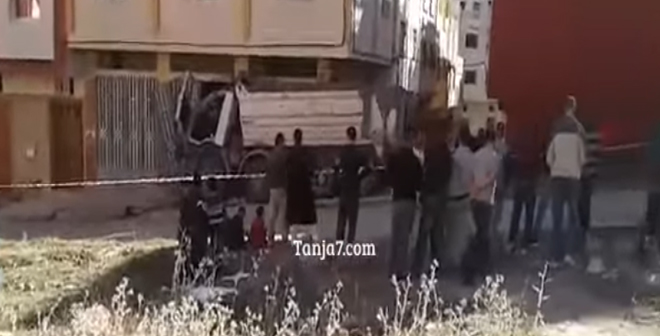 بالفيديو.. شاحنة تهدم أعمدة منزل بحي في طنجة وتُعرّضه للانهيار