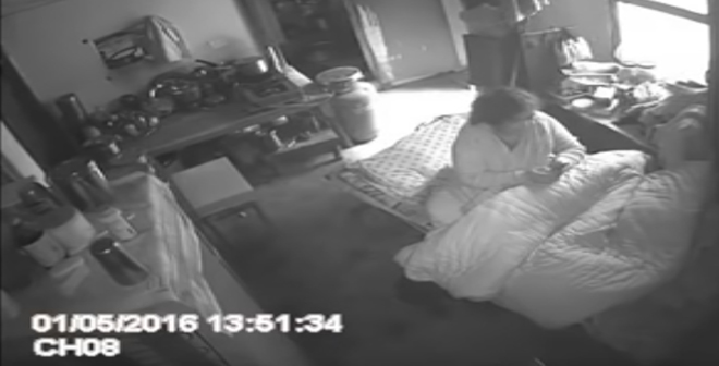 رجل يضع كاميرا في بيته شاهدوا ماذا فعلت زوجته بأمه بعد مغادرته البيت!