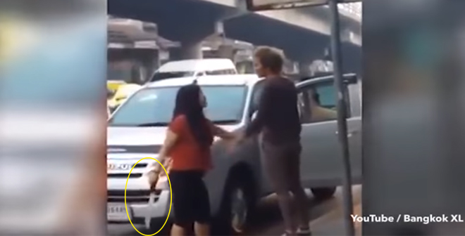 الفيديو امرأة تهاجم زوجها بساطور بعد غيابه عن المنزل !