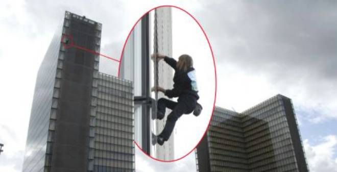 بالصور.. Spiderman الفرنسي يتسلق ناطحة سحاب بدون أي معدات!!