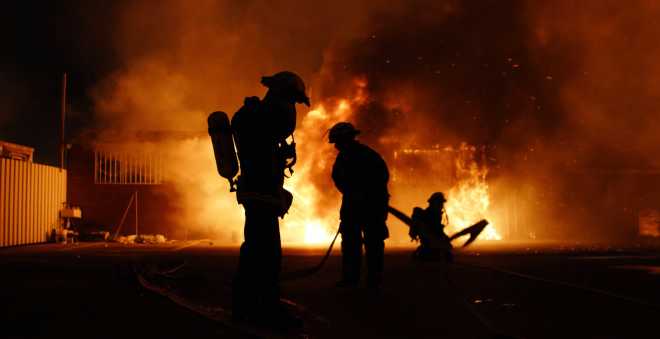 مقتل عنصر من الوقاية المدنية في حريق مهول بمستودع للخشب بسلا